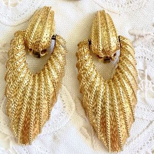 VINTAGE Gold Tone Ribbed Earrings Non-Pierced